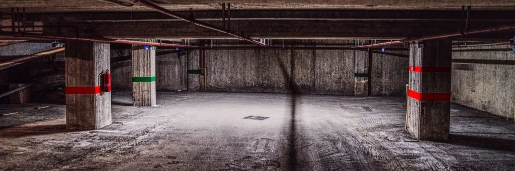 Garaje de un edificio donde pueden existir plagas